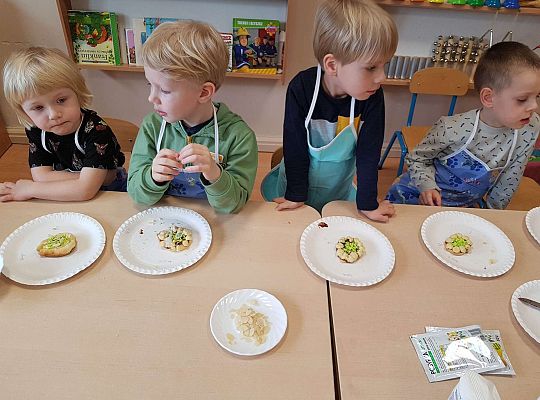 Dzieci ozdabiają mazurki