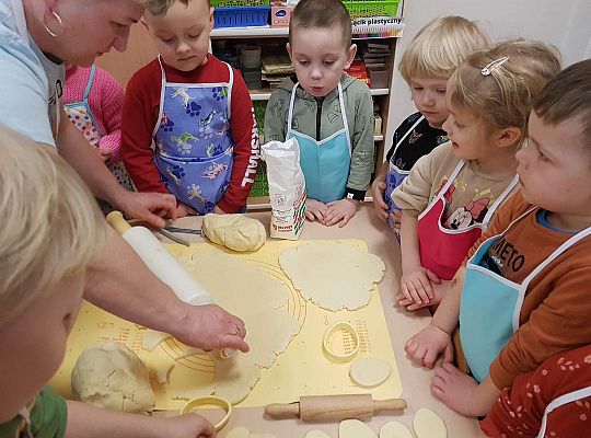 Dzieci razem z Panią Ludwiką przygotowują ciasto na mazurki