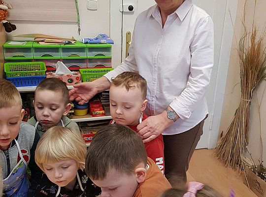 Pani Dyrektor przygląda się pracy dzieci