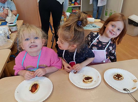 Dzieci lepią ciasto na obręcz mazurka
