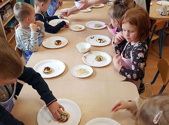 Dzieci ozdabiają mazurki