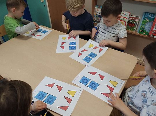 Dzieci wycinają elementy do rakiety