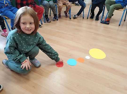 Dzieci układają układ słoneczny