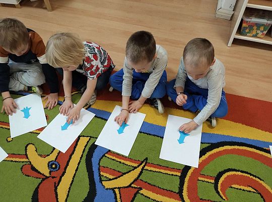 Dzieci lecą rakietą wg wskazówek nauczyciela