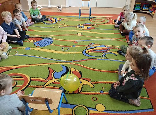 Dzieci obserwują doświadczenie z balonem