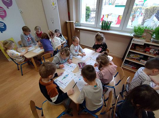 Dzieci wykonują zadanie z projektu