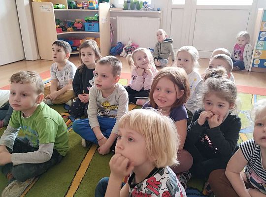 Dzieci oglądają prezentację multimedialną