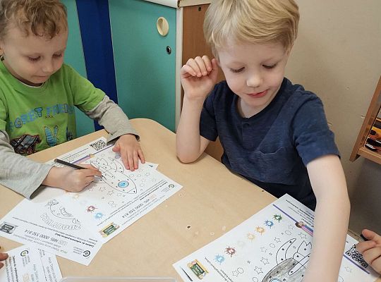 Dzieci wykonują zadanie z projektu