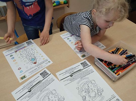 Dzieci wykonują zadanie z projektu