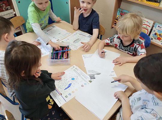 Dzieci wykonują zadanie z projektu