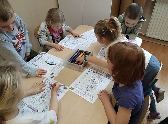 Dzieci wykonują zadanie z projektu