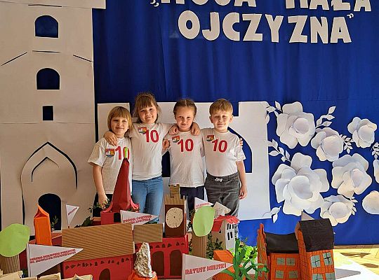 Dzieci na tle dekoracji