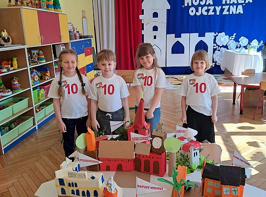 Dzieci przy makiecie miasta