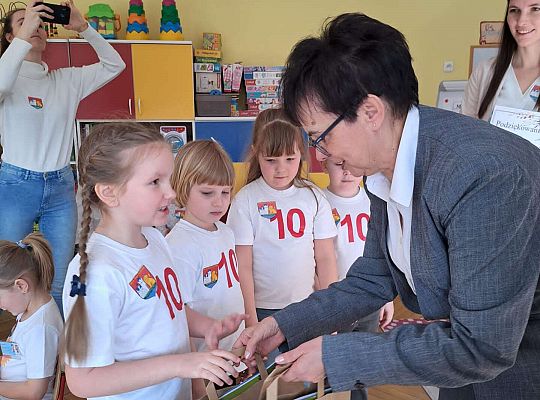 Dzieci otrzymują nagrody