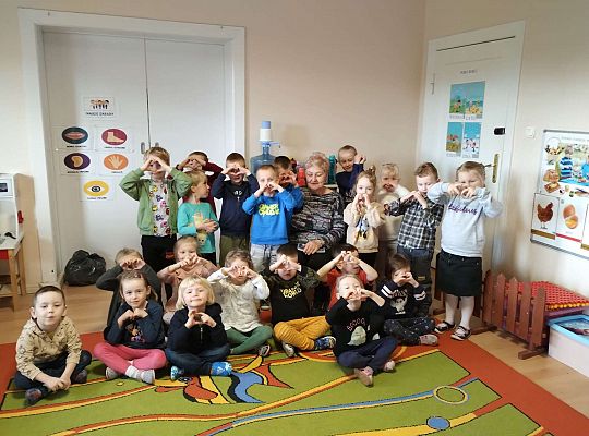 Dzieci ustawione razem z babcią Karola i Adama