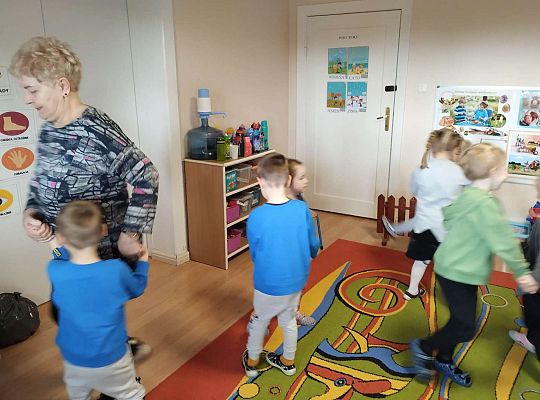 babcia Karola i Adasia bawi się z dziećmi