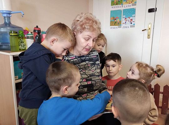 Pani czyta dzieciom bajkę