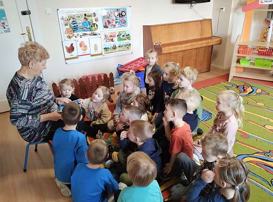 Pani czyta dzieciom bajkę