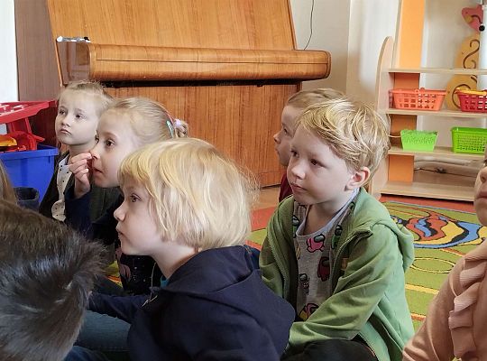 Dzieci słuchają bajki