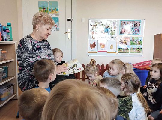 Pani czyta dzieciom bajkę