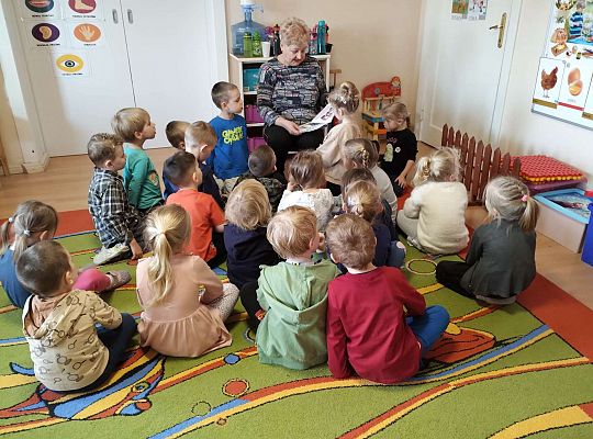 Pani czyta dzieciom bajkę