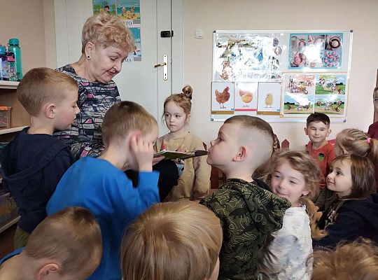 Pani czyta dzieciom bajkę