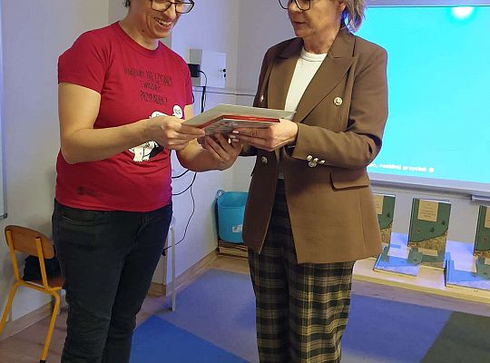 Pani Dyrektor wręcza podziękowanie autorce książek