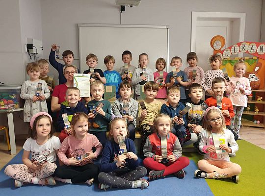 Grupa dzieci z autorką książki