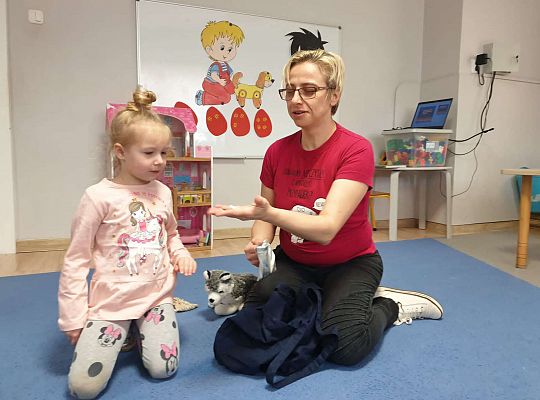 Dziewczynka odgaduje zagadkę