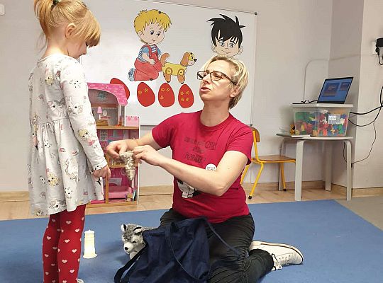 Dziewczynka odgaduje zagadkę