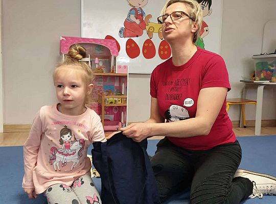 Dziewczynka odgaduje zagadkę