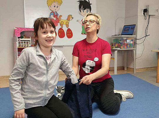 Dziewczynka odgaduje zagadkę