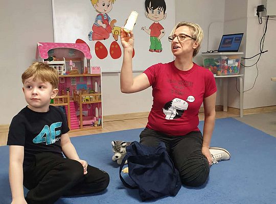 Chłopiec odgaduje zagadkę