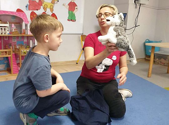 Chłopiec odgaduje zagadkę