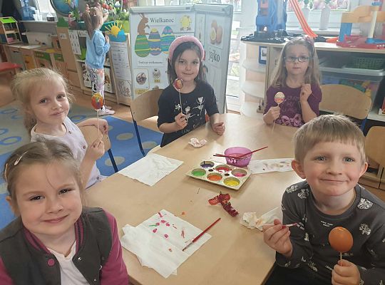 Dzieci malują jajka