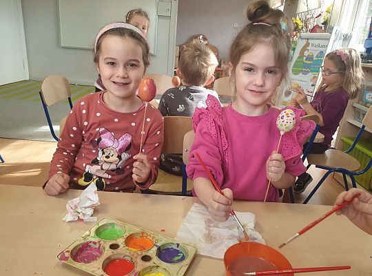 Dzieci malują jajka