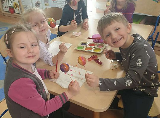 Dzieci malują jajka