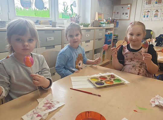 Dzieci malują jajka