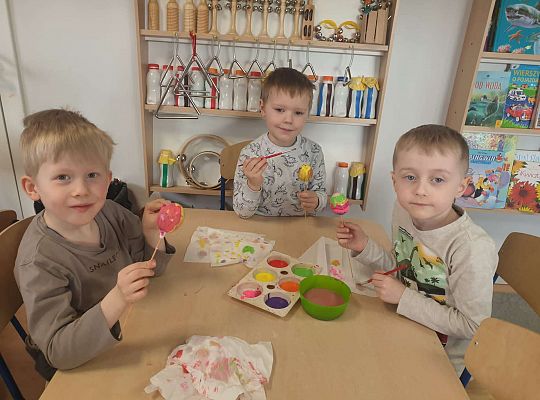 Dzieci malują jajka