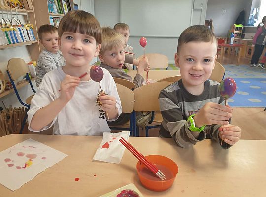 Dzieci malują jajka