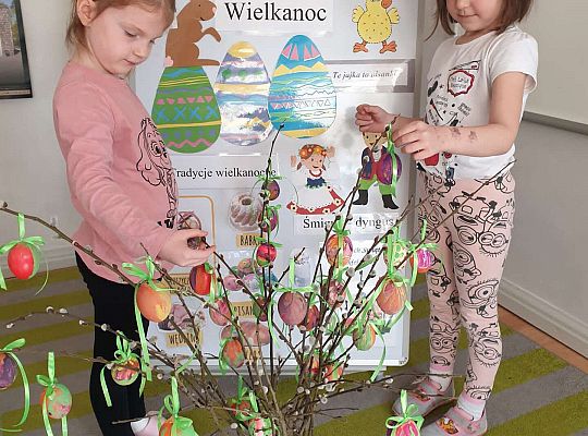 Dziewczynki ozdabiają gałązki