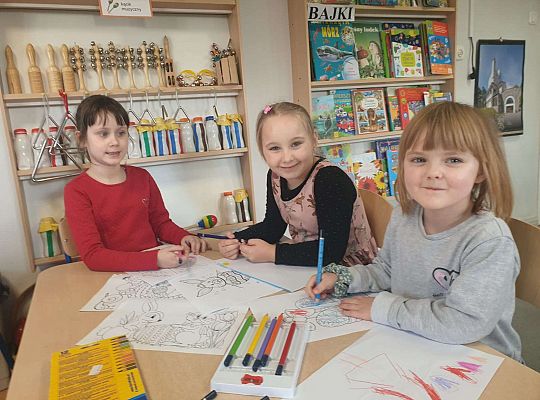 Dzieci wykonują pracę plastyczną