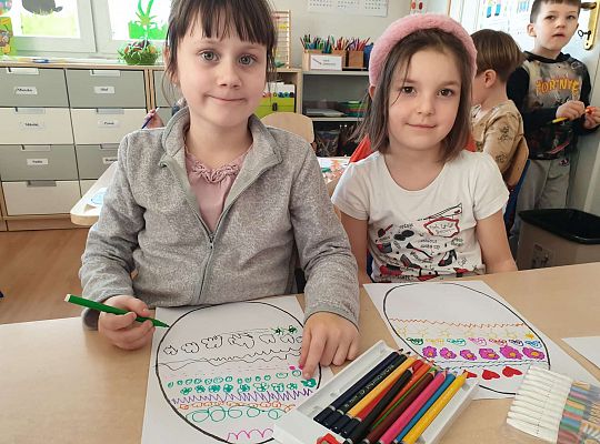 Dzieci wykonują pracę plastyczną