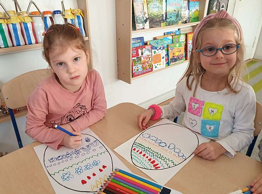 Dzieci wykonują pracę plastyczną