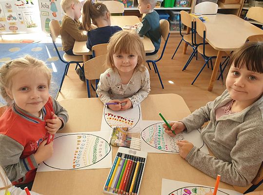 Dzieci wykonują pracę plastyczną