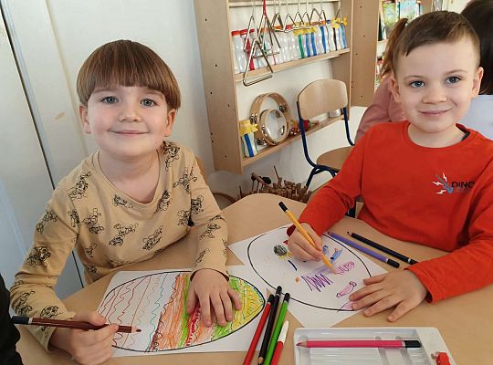 Dzieci wykonują pracę plastyczną