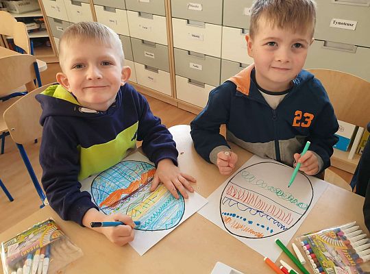 Dzieci wykonują pracę plastyczną