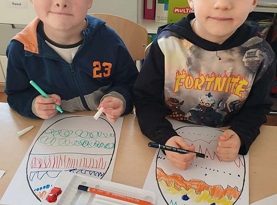 Dzieci wykonują pracę plastyczną