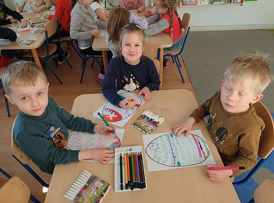 Dzieci wykonują pracę plastyczną