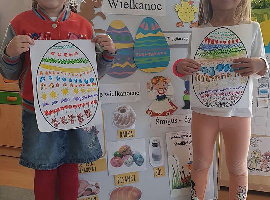 Dziewczynki prezentują swoje prace